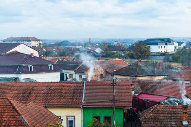 Eski evlerin kiremit çatılarının genel görünümü. Eski binaların mimarisi.