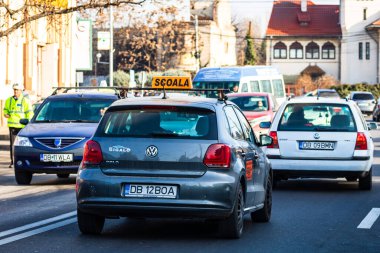 Targoviste, Romanya 'da trafikte okul arabası sürüyorum, 2020.
