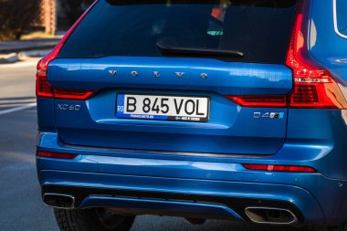 Romanya 'nın Bükreş kentindeki bir sokakta mavi lüks bir aile arabası olan Volvo XC60' ın arka görüntüsü, 2020.