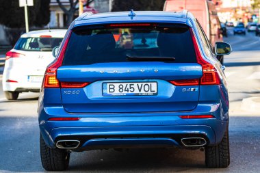 Romanya 'nın Bükreş kentindeki bir sokakta mavi lüks bir aile arabası olan Volvo XC60' ın arka görüntüsü, 2020.
