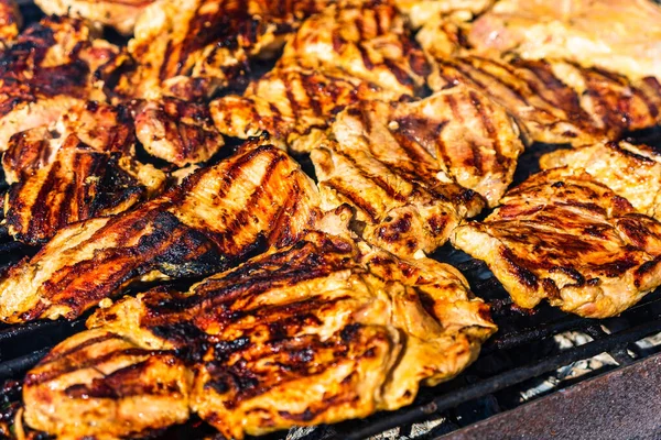 Auf Dem Holzkohlegrill Gegrilltes Hähnchen Und Schweinesteak Blick Von Oben — Stockfoto