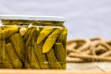 Kırmızı biber turşulu cam kavanozlar ve izole edilmiş salatalık turşusu. Çeşitli sebze turşulu kavanozlar. Kaba bir kompozisyonda yiyecek konseptini korudu.