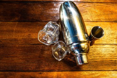 Bar ustensilleri, içki konsepti. Tahta üzerinde kokteyl aksesuarları..