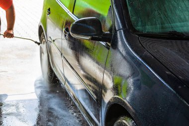 Otomobil yıkama istasyonunda araba yıkama ve temizleme. Bükreş, Romanya 'da yüksek basınçlı su kullanan araba yıkama, 2020