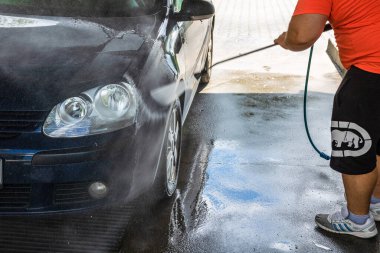 Otomobil yıkama istasyonunda araba yıkama ve temizleme. Bükreş, Romanya 'da yüksek basınçlı su kullanan araba yıkama, 2020