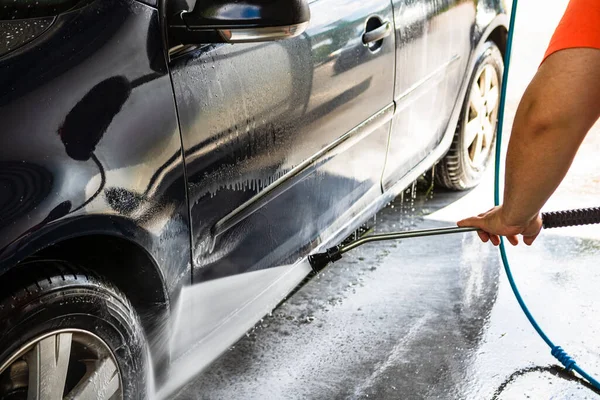 Otomobil yıkama istasyonunda araba yıkama ve temizleme. Bükreş, Romanya 'da yüksek basınçlı su kullanan araba yıkama, 2020