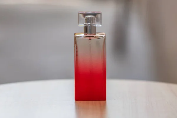 Frasco Perfume Elegante Isolado Fundo Desfocado Com Espaço Cópia — Fotografia de Stock