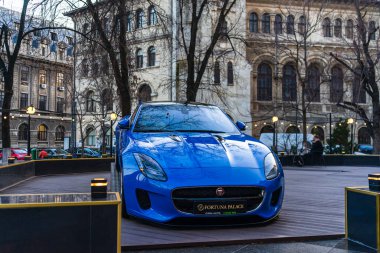 Modern lüks mavi bir Jaguar F tipi araba, kumarbazlar için ödül. Bükreş, Romanya, 2020