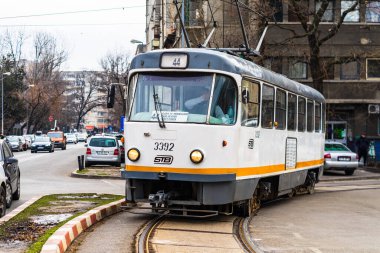 Bükreş, Romanya, 2020 sokaklarında tramvay trafiği.