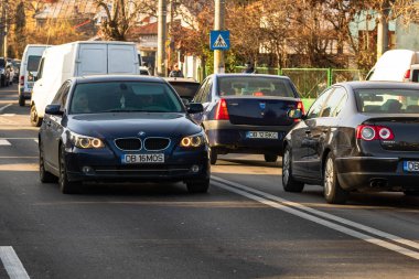 Targoviste, Romanya şehir merkezinde trafik sıkışıklığında araçlar, 2020