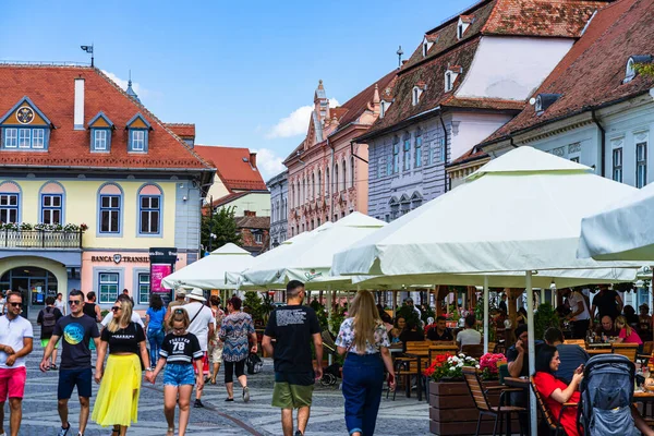 Pessoas Vagando Almoçando Restaurantes Locais Nas Ruas Cidade Velha Sibiu — Fotografia de Stock