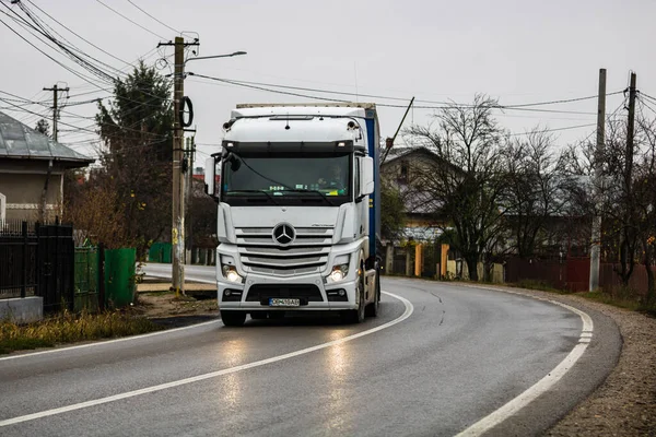 Camión Reparto Comercial Carretera Asfaltada Targoviste Rumania 2019 —  Fotos de Stock