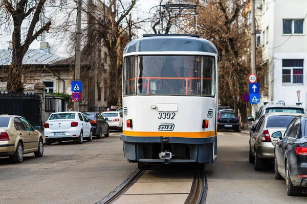 Bükreş, Romanya, 2020 sokaklarında tramvay trafiği.