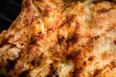 Barbekü ızgarasında ev yapımı tavuk bifteğinin detaylarını kapat. Barbekü, ızgara ve yemek konsepti.