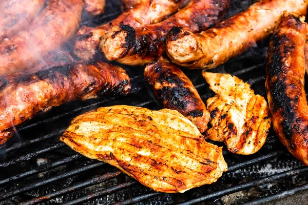 Yapımı Tavuk Domuz Bifteği Izgarada Sosis Detaylarını Kapat Barbekü Izgara — Stok fotoğraf