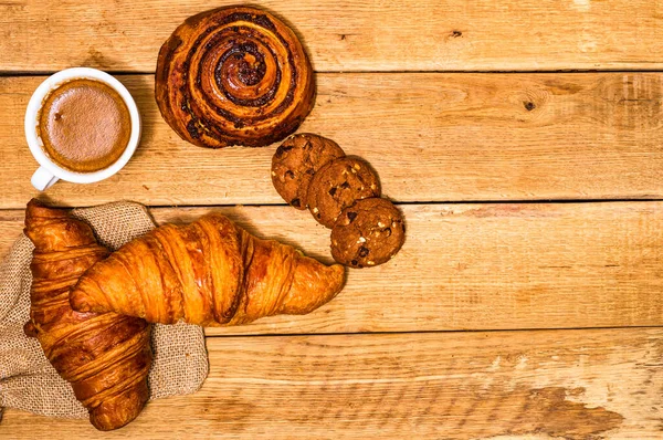 Croissant Fresco Biscoitos Mesa Madeira Café Comida Café Manhã Conceito — Fotografia de Stock