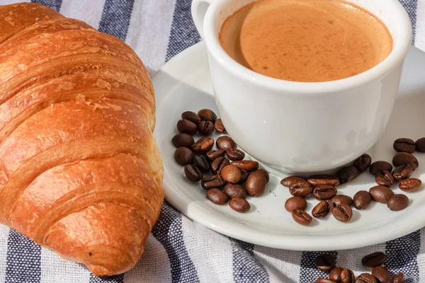 Massa Folhada Xícara Café Croissant Francês Com Manteiga Caixa Madeira — Fotografia de Stock