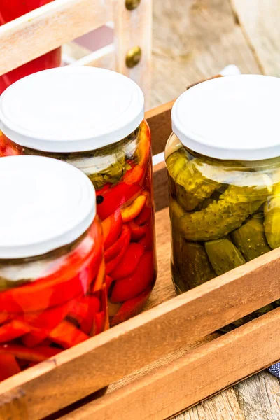 Caisse Bois Avec Bocaux Verre Avec Poivrons Rouges Marinés Concombres — Photo