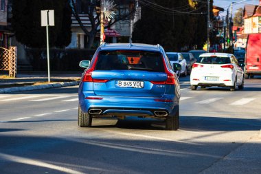 Romanya 'nın Bükreş kentindeki bir sokakta mavi lüks bir aile arabası olan Volvo XC60' ın arka görüntüsü, 2020.