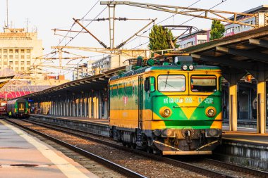 Bükreş, Romanya 'daki Bükreş Kuzey Tren İstasyonu' ndaki (Gara de Nord Bükreş) tren platformunda hareket halindeki tren detayları
