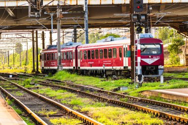 Bükreş, Romanya 'daki Bükreş Kuzey Tren İstasyonu' ndaki (Gara de Nord Bükreş) tren platformunda hareket halindeki tren detayları