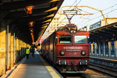 Bükreş, Romanya 'daki Bükreş Kuzey Tren İstasyonu' ndaki (Gara de Nord Bükreş) tren platformunda hareket halindeki tren detayları