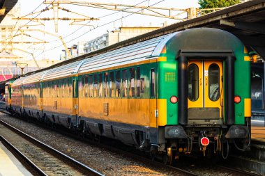 Bükreş, Romanya 'daki Bükreş Kuzey Tren İstasyonu' ndaki (Gara de Nord Bükreş) tren platformunda hareket halindeki tren detayları