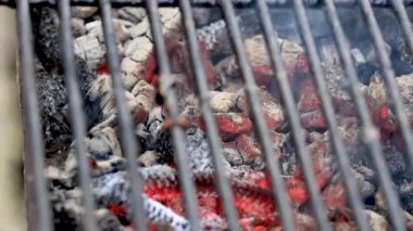 Boş mangal kömürü barbeküsü. Alev ve dumanla yanan bir ızgara. Sıcak kömür çok ısıtılmış ahşaptan yapılır.