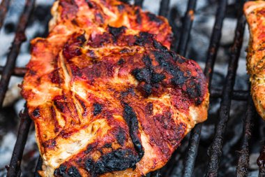 Izgarada ızgara domuz bifteği yakın..
