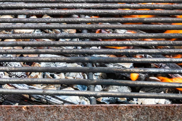 Κενό Μπάρμπεκιου Κάρβουνο Μπάρμπεκιου Σχάρα Καύση Φωτιά Φλόγα Και Καπνό — Φωτογραφία Αρχείου