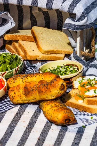 Composição Rústica Com Salsichas Rolos Ovo Frito Pão Torrado Tigelas — Fotografia de Stock