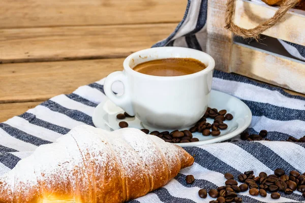 Massa Folhada Xícara Café Croissant Francês Com Manteiga Caixa Madeira — Fotografia de Stock