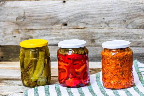 Frascos Vidro Com Pimentas Vermelhas Conserva Pepinos Conserva Picles Isolados — Fotografia de Stock