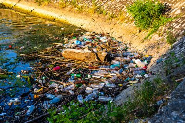 Garajlarla kirlenmiş atık su. Çevre kirliliği kavramı. Orsova, Romanya 'da kentsel çevre sorunları, 2020