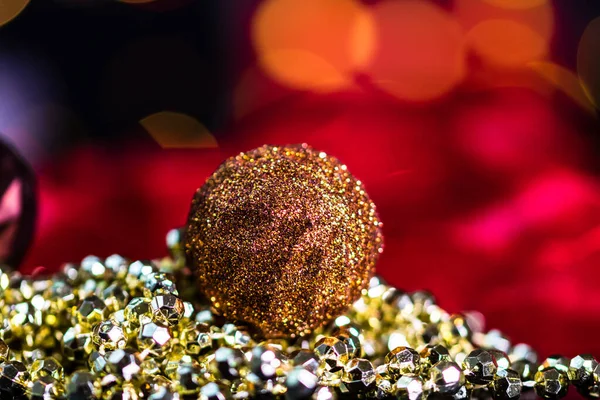 Decorações Ornamentos Uma Composição Natal Colorido Isolado Fundo Luzes Embaçadas — Fotografia de Stock