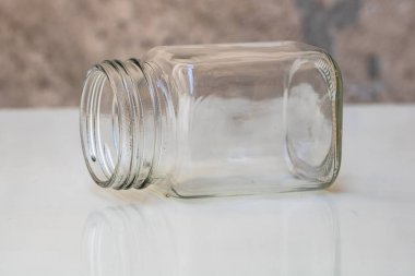 Boş cam kavanozu izole et.