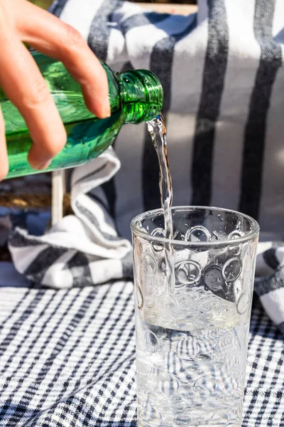 Water Uit Groene Fles Een Glas Gieten — Stockfoto
