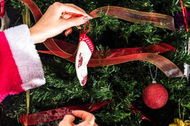 Noel ağacı süslemek, köknar dallarına Noel süslemeleri yapmak. Noel süslemeleri.