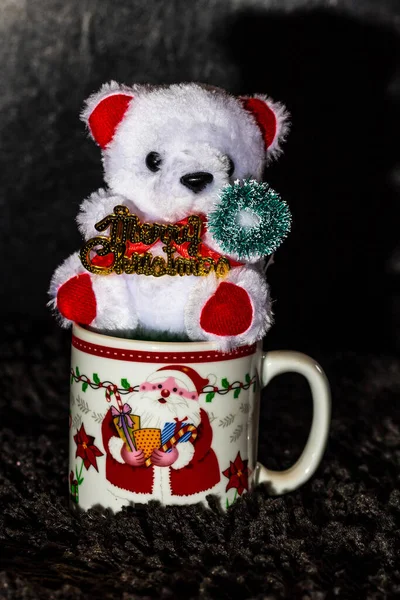 Присвячений Плюшевий Ведмідь Різдвяній Чашці Ізольованій Чорному Бухарест Румунія 2020 — стокове фото