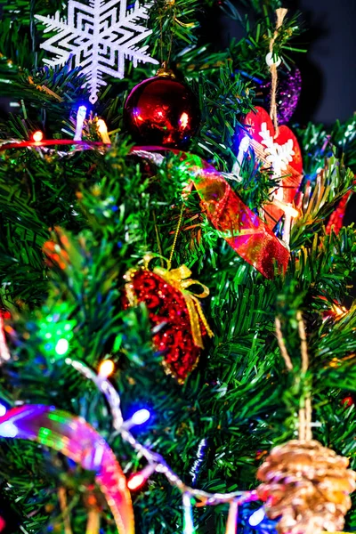 Kerstversiering Aan Dennenboom Versierde Kerstboom Fir Tak Met Kerstballen Decoraties — Stockfoto