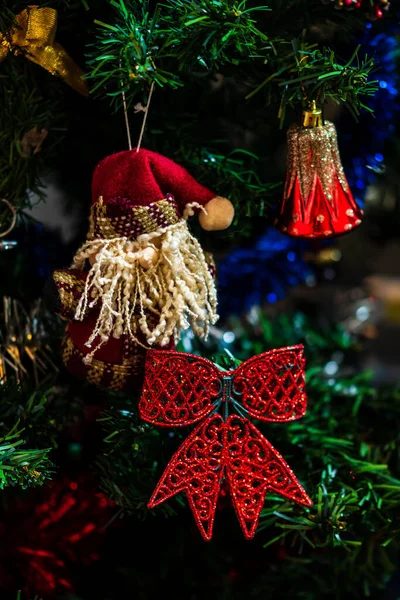 Kerstversiering Aan Dennenboom Versierde Kerstboom Fir Tak Met Kerstballen Decoraties — Stockfoto