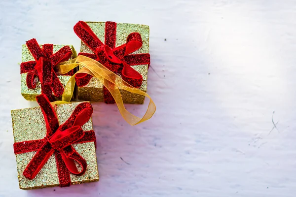 Λαμπερά Χριστουγεννιάτικα Δώρα Χριστουγεννιάτικα Δώρα Στολίδια Boxex Απομονωμένη — Φωτογραφία Αρχείου