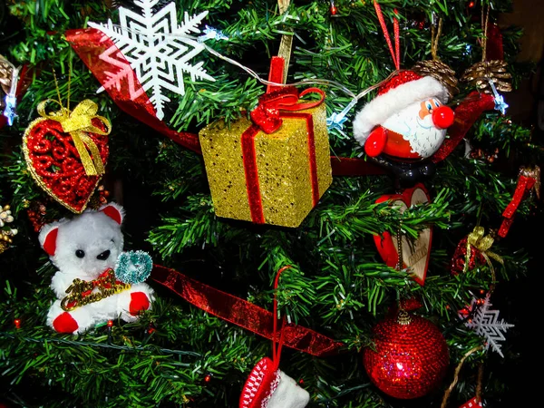 モミの木にクリスマスの吊るし飾り クリスマスツリーを飾る クリスマスのバーベキューの装飾とフェアブランチ — ストック写真