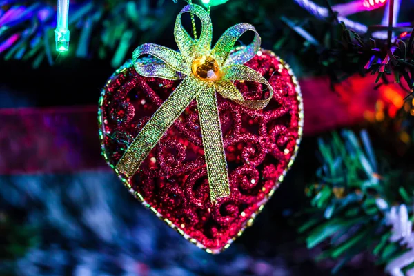 Decorações Natal Penduradas Abeto Árvore Natal Decorada Ramo Abeto Com — Fotografia de Stock
