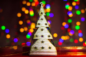 Vánoční stromeček dekorace ornament izolované na rozmazaném pozadí světel