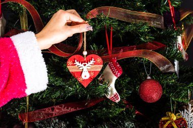 Noel ağacı süslemek, köknar dallarına Noel süslemeleri yapmak. Noel süslemeleri.