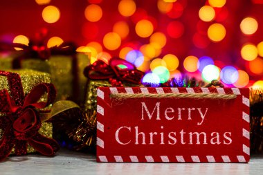 Bulanık ışıkların arka planında izole edilmiş renkli bir Noel kompozisyonu ile dekorasyon ve süslemeler.