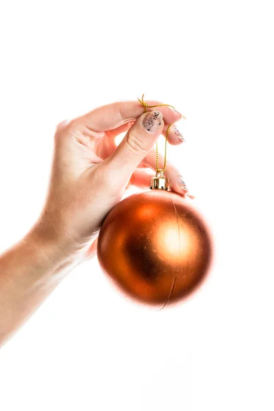 Mão Segurando Mostrando Dando Recebendo Natal Bauble Decoração Isolada Fundo — Fotografia de Stock