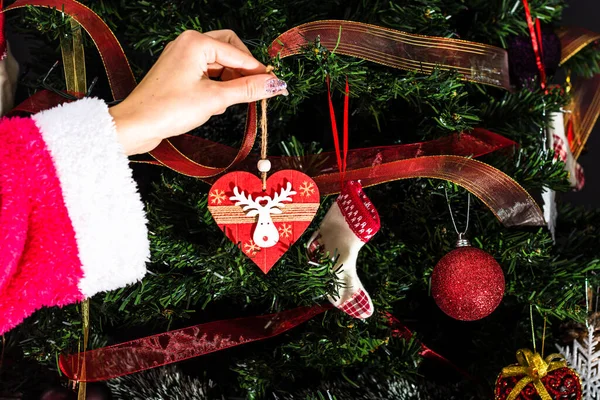 Noel ağacı süslemek, köknar dallarına Noel süslemeleri yapmak. Noel süslemeleri.