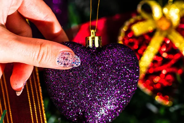 Mano Poniendo Decoraciones Navidad Forma Corazón Ramas Abeto Que Decoran — Foto de Stock